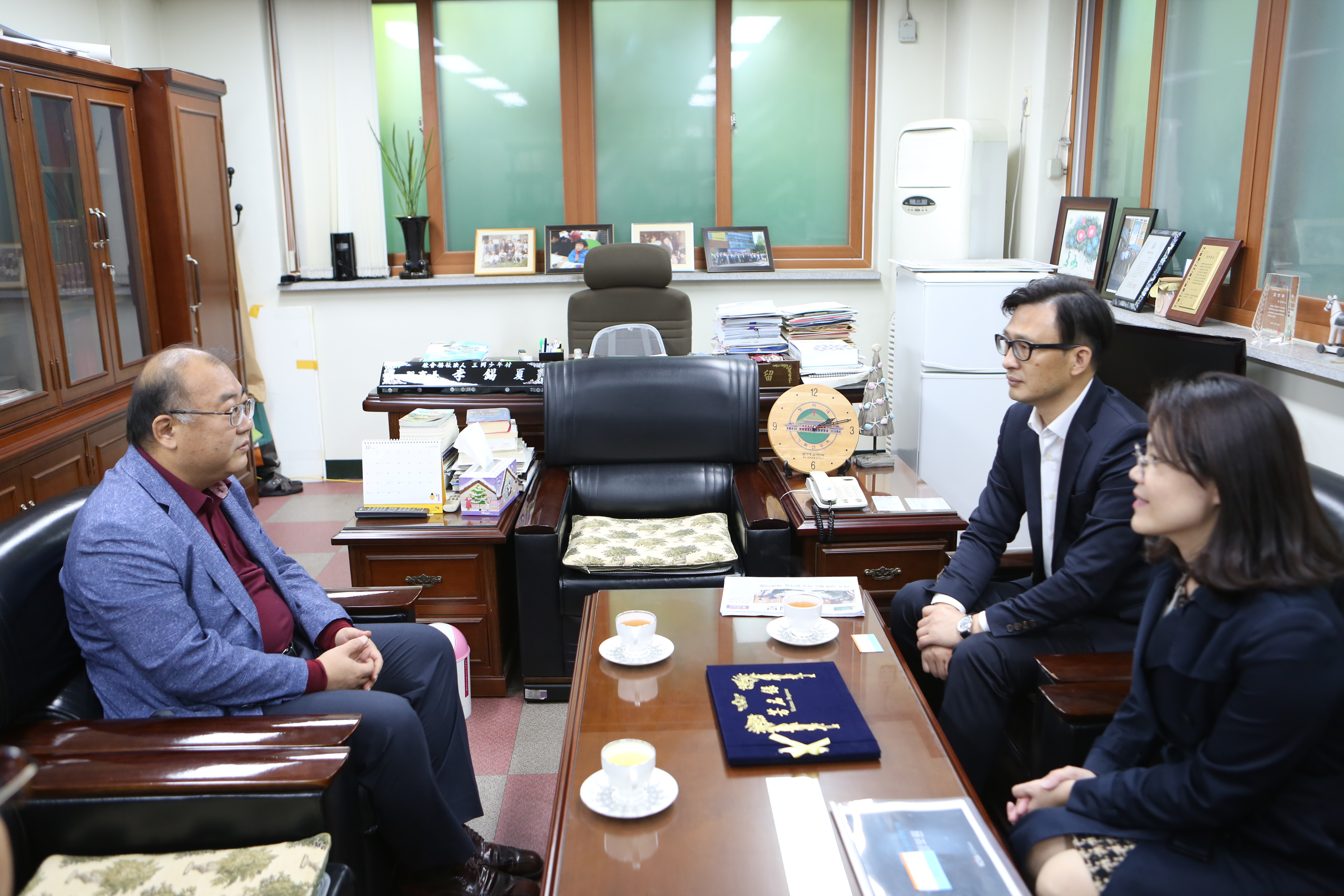 2018년 한국문화정보원-삼동소년촌 방문 및 후원물품 전달하고 담당자와 소통하는 사진