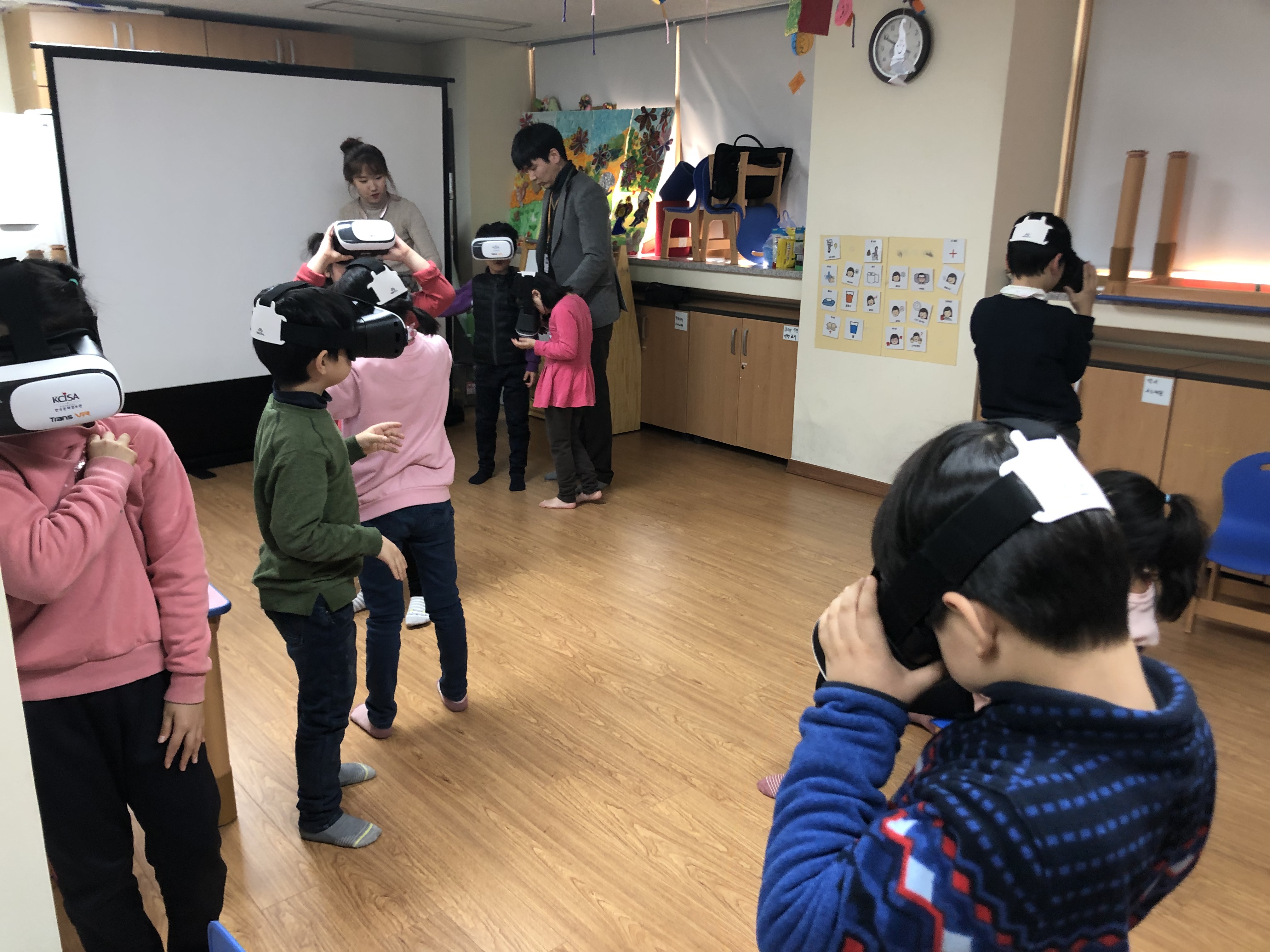 마포장애인 복지관을 방문하여 문화체험의 기회가 적었던 아동들에게 VR 콘텐츠 체험을 진행하는 스케치