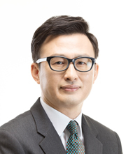 한국문화정보원 이현웅 원장 증명사진