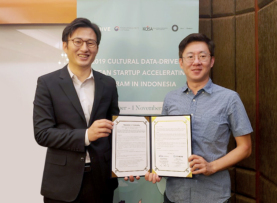 한국문화정보원 이현웅 원장과 CoHive의 대표가 협약서를 들고 있다.