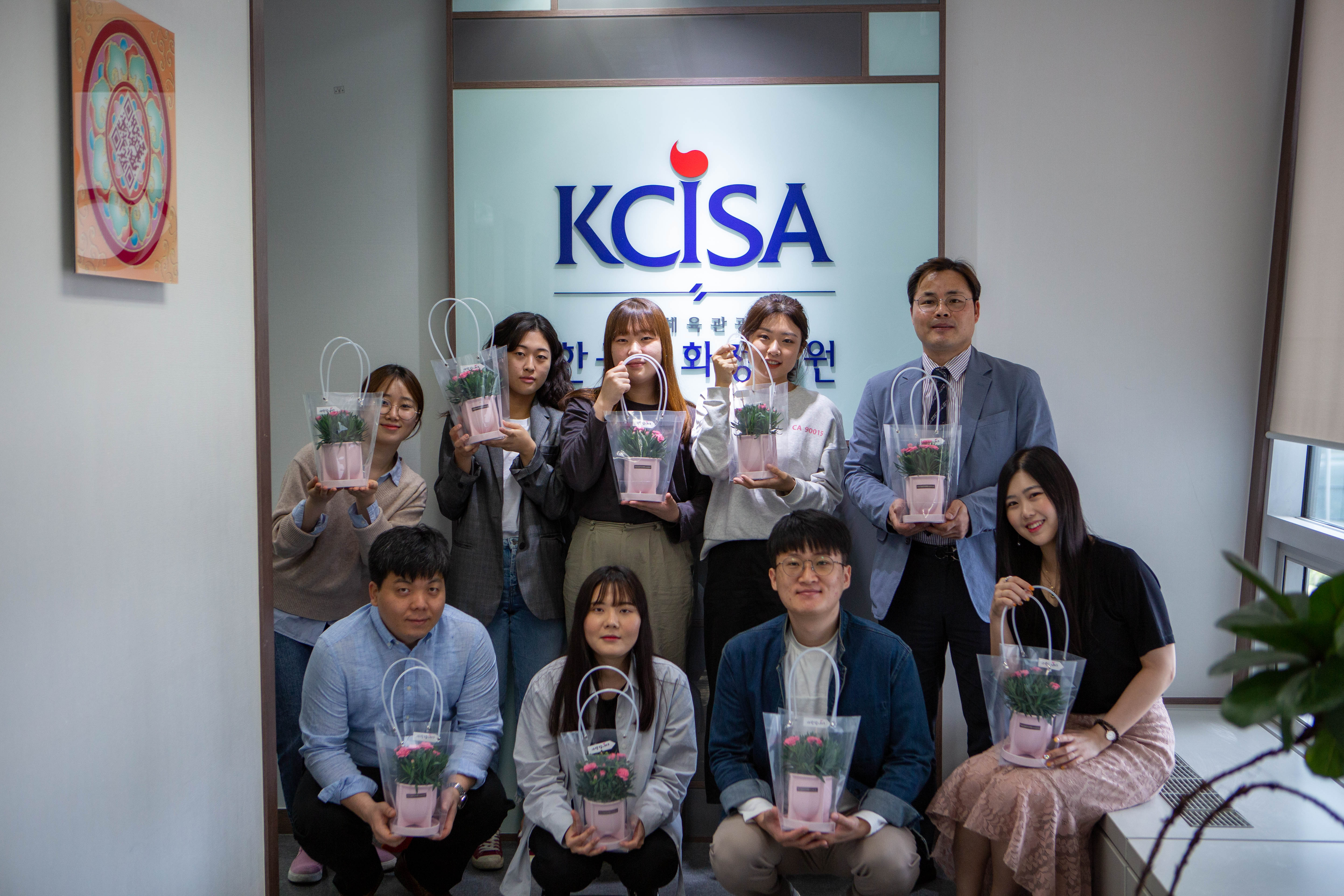 한국문화정보원 코로나 극복을 위한 가정의달 행사 추진 - 전 직원 문화관림비 및 카네이션 화분 전달 사진 