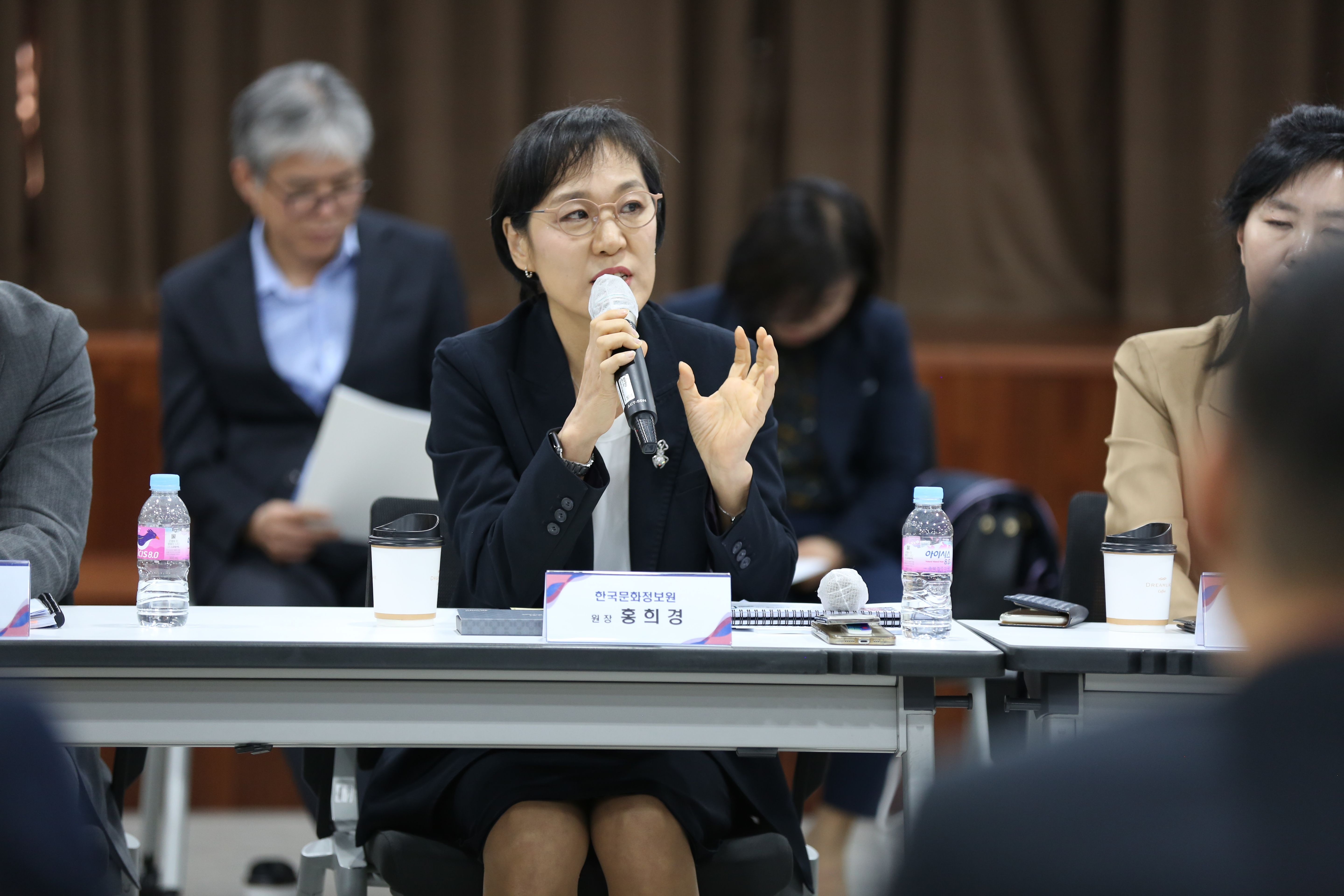 문화 디지털신대륙 협의회에서 발언하는 홍희경 원장