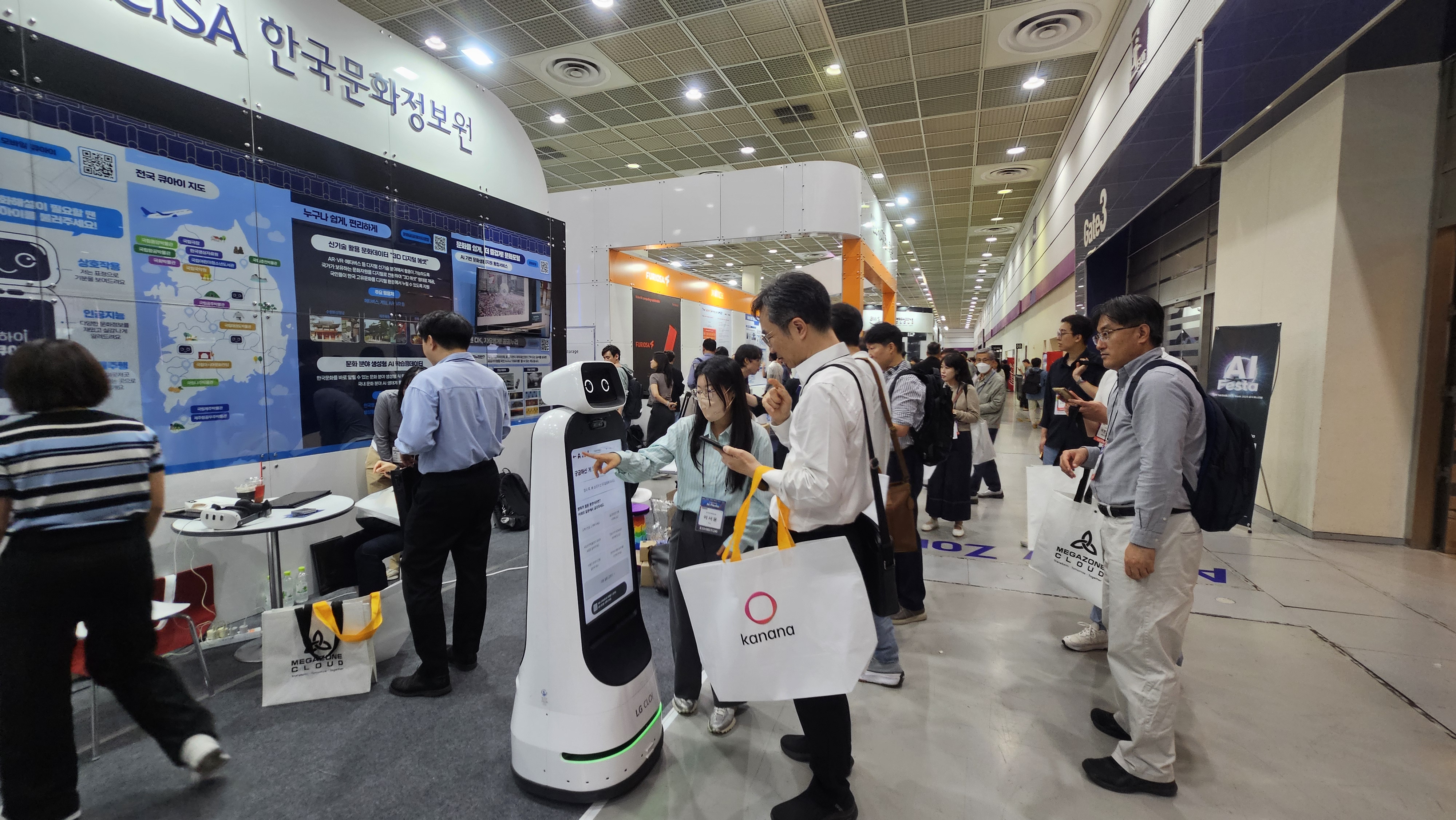   인공지능(AI) 기반의 문화정보 큐레이팅봇과 박물관 챗봇 서비스, 360˚VR 전통문화 체험, 공공저작물 활용 사례, 문화포털 영상 콘텐츠 등 다양한 디지털 문화 혁신 사례를 소개
